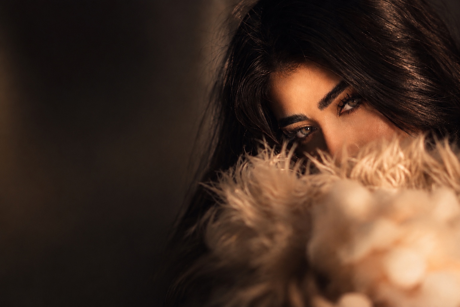 عارضة ترتدي عدسات ملونة من Lara Lenses